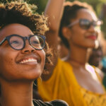 Mujeres negras sonriendo en el festival