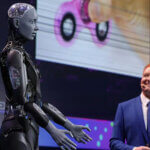 robot en el escenario con el hombre