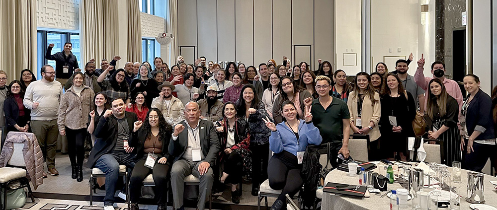 grupo de personas posando en un evento