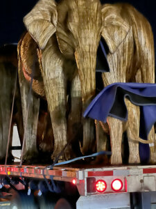 escultura de elefante en un camión