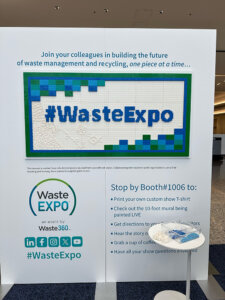 pared blanca con legos azules, verdes y blancos que escriben #WasteExpo